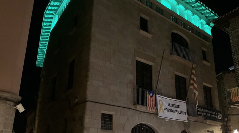 La façana de l’Ajuntament de Solsona s’il·luminarà aquest cap de setmana per la gent gran i els educadors socials