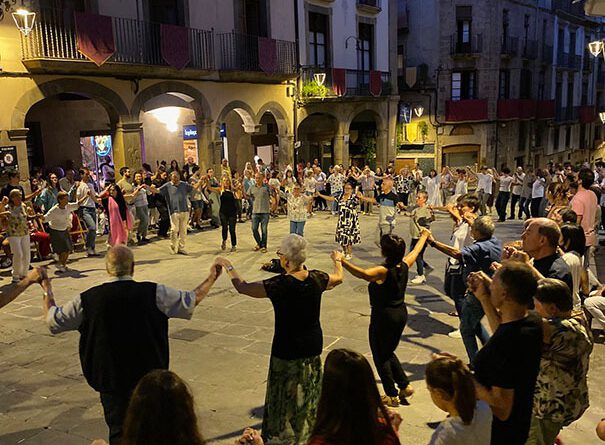 Solsona proposa aprendre a ballar i comptar sardanes a les fonts de la ciutat