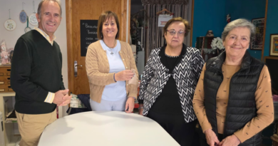 L’Espai Aurora d’Oliana fa un donatiu de 1.000 euros a l’Associació Fènix durant el 2025