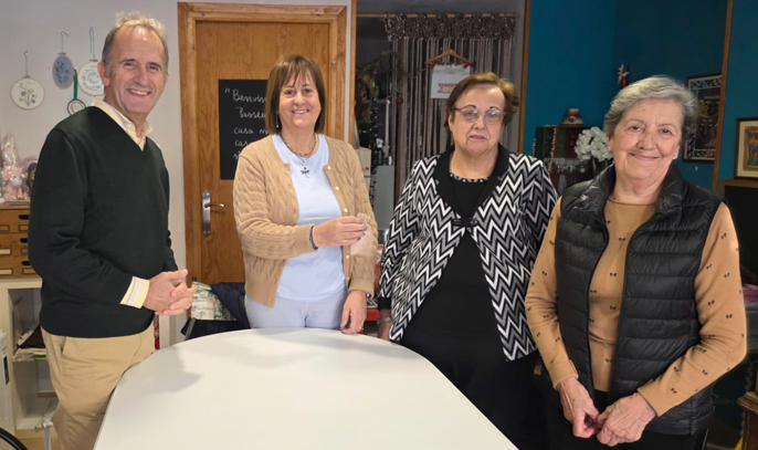 L’Espai Aurora d’Oliana fa un donatiu de 1.000 euros a l’Associació Fènix durant el 2025