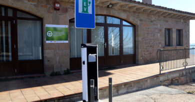 L’Ajuntament de Pinós denuncia que s’ha hagut d’endeutar per poder executar un projecte de transició energètica de 2 milions d’euros perquè no li han abonat la subvenció corresponent d’un fons europeu