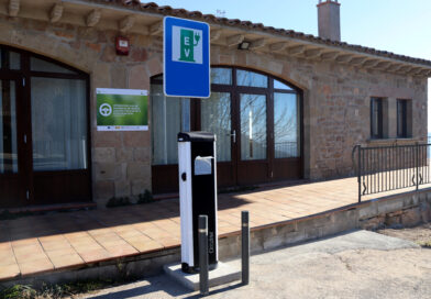 L’Ajuntament de Pinós denuncia que s’ha hagut d’endeutar per poder executar un projecte de transició energètica de 2 milions d’euros perquè no li han abonat la subvenció corresponent d’un fons europeu