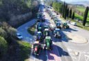Una vuitantena de tractors del Solsonès i la Noguera i uns 200 pagesos tallen la C-14 a Bassella per fer pressió per “agilitzar respostes de l’Administració” a les demandes del sector