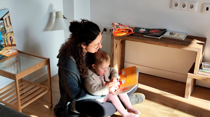 La biblioteca ofereix un cicle de sessions formatives sobre literatura per a infants de 0 a 3 anys