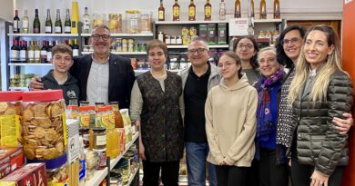 El conseller d’Empresa i Treball, Miquel Sàmper, destaca la resiliència del comerç de Solsona durant la seva visita a la ciutat El conseller d’Empresa i Treball, Miquel Sàmper, destaca la resiliència del comerç de Solsona durant la seva visita a la ciutat